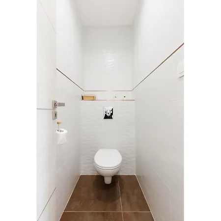 Romy Yourhosthelper *