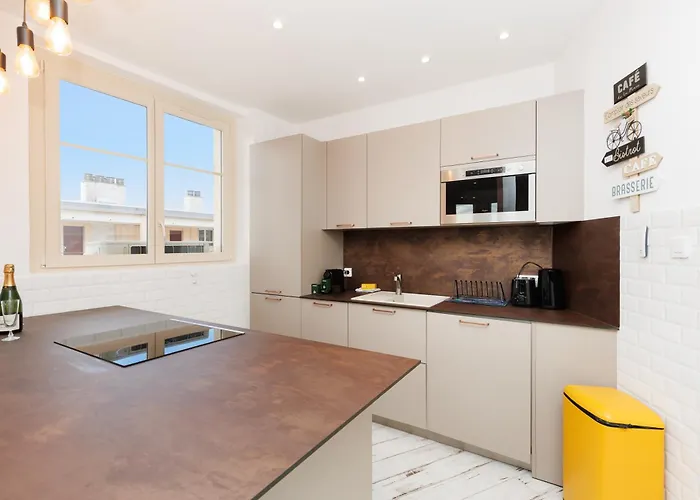 Romy Yourhosthelper *