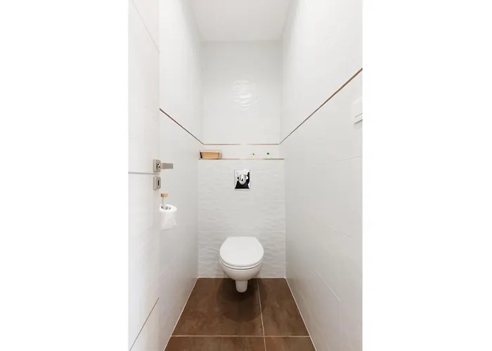 Romy Yourhosthelper *